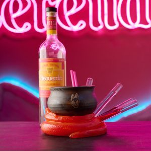 Cóctel ahumado con mezcal El Recuerdo servido con manzana y jengibre