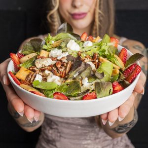 Ensalada de queso de cabra, fresas y picos