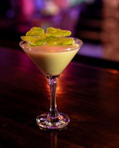 Cóctel dulce de la suerte con pistacho, chocolate blanco y gin Roku. Servido como amuleto líquido en Serendipia.