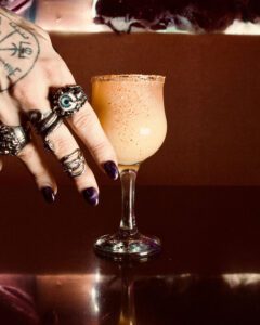 Cóctel picante y afrutado con tequila Tres Generaciones servido en copa con mango, limón y chile, creado en el bosque encantado de Serendipia.