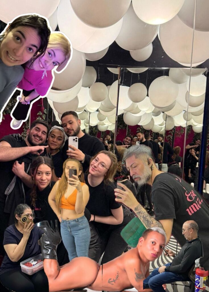 Collage creativo y divertido de stickers del equipo de Serendipia, con miembros en poses graciosas sobre un fondo de espejos y globos blancos.