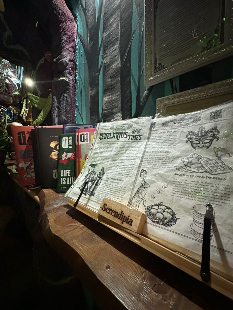 Revista mágica sobre soporte de madera en un entorno encantado, con la edición de El Duende destacando a Serendipia.